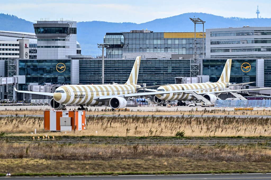 An ihren Streifen zu erkennen: Zwei Condor-Flugzeuge in Frankfurt am Main. Die Airline wird im Winterflugplan 2026/27 nicht mehr von Berlin und Stuttgart nach Dubai fliegen.