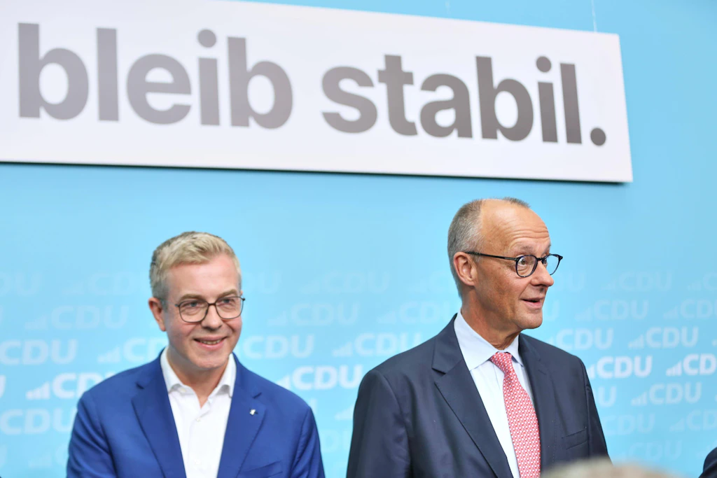 Wahlkampf-Schlussspurt der CDU in Berlin: Spitzenkandidat Stefan Evers und Kanzler Friedrich Merz sprechen sich Mut zu. Mehr bleibt wohl nicht.