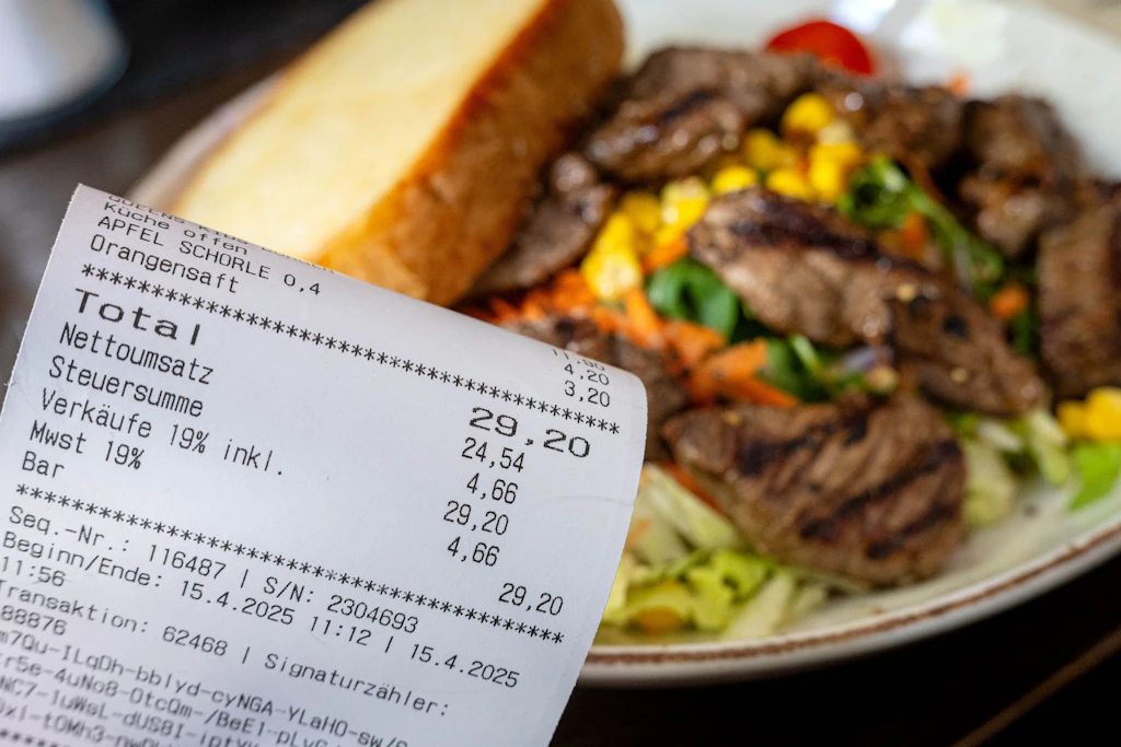 Die Mehrwertsteuer in der Gastronomie beträgt nicht mehr 19 Prozent, sondern nur noch 7, doch der Restaurantbesuch ist nicht günstiger geworden.
