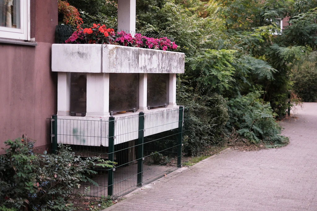 Unter den Balkonen der Siedlung haben offenbar monatelang wohnungslose Menschen campiert. Dann hat Vonovia den Bereich&nbsp;mithilfe von Zäunen verriegelt.