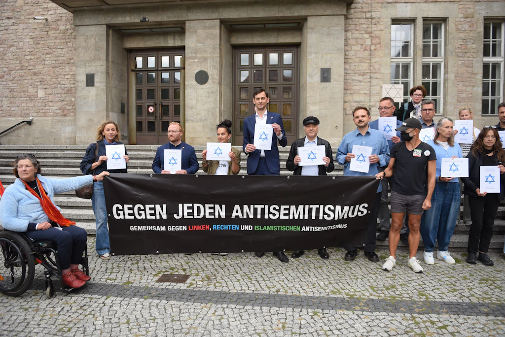 „Berlin trägt Davidstern“: Solidaritätsaktion von Gegenprotest übertönt