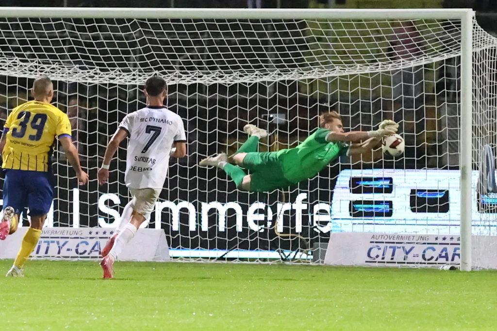 Auch mit solchen Paraden hielt Paul Hainke, Torwart des BFC Dynamo, lange Zeit sein Tor bei 1. FC Lok Leipzig sauber.