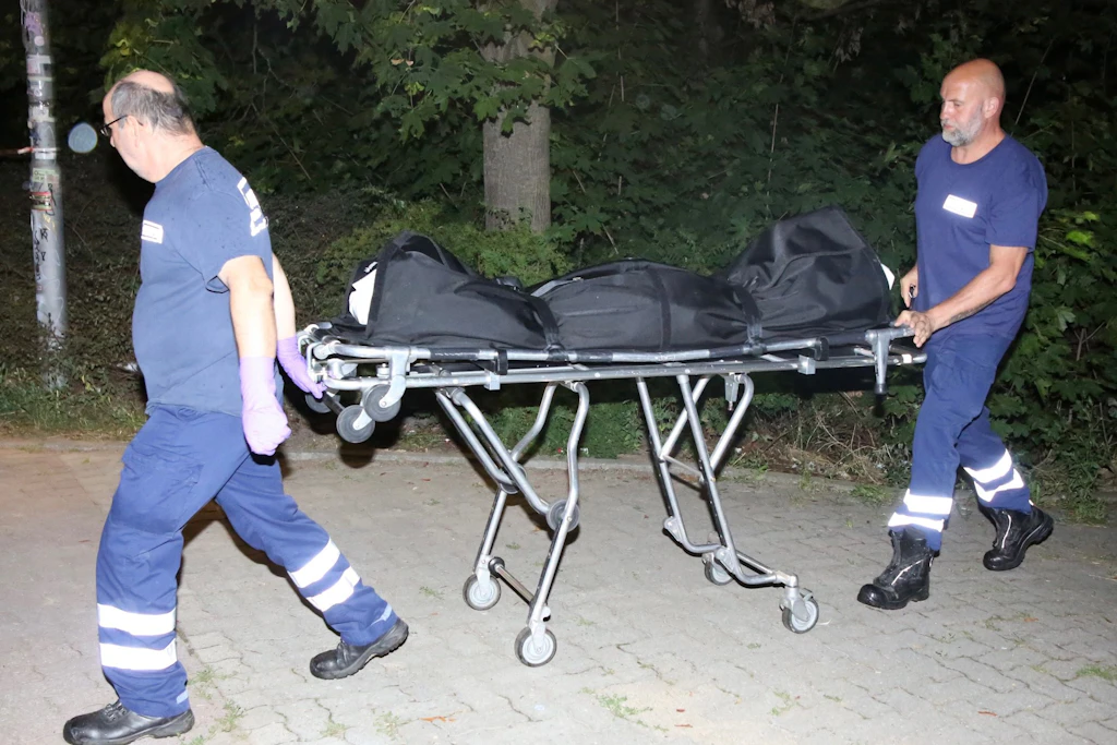 Im August wird in einem Park in Prenzlauer Berg eine Frau umgebracht.