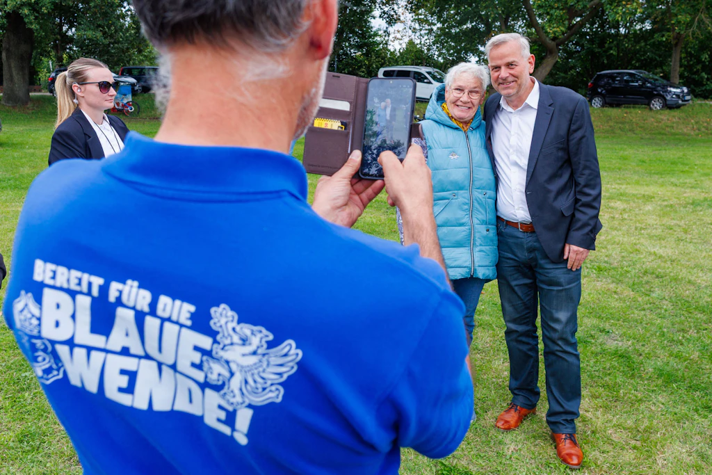 Leif-Erik Holm (r), Spitzenkandidat der AfD für die Landtagswahl in Mecklenburg-Vorpommern bei einem Wahlkampfauftritt.