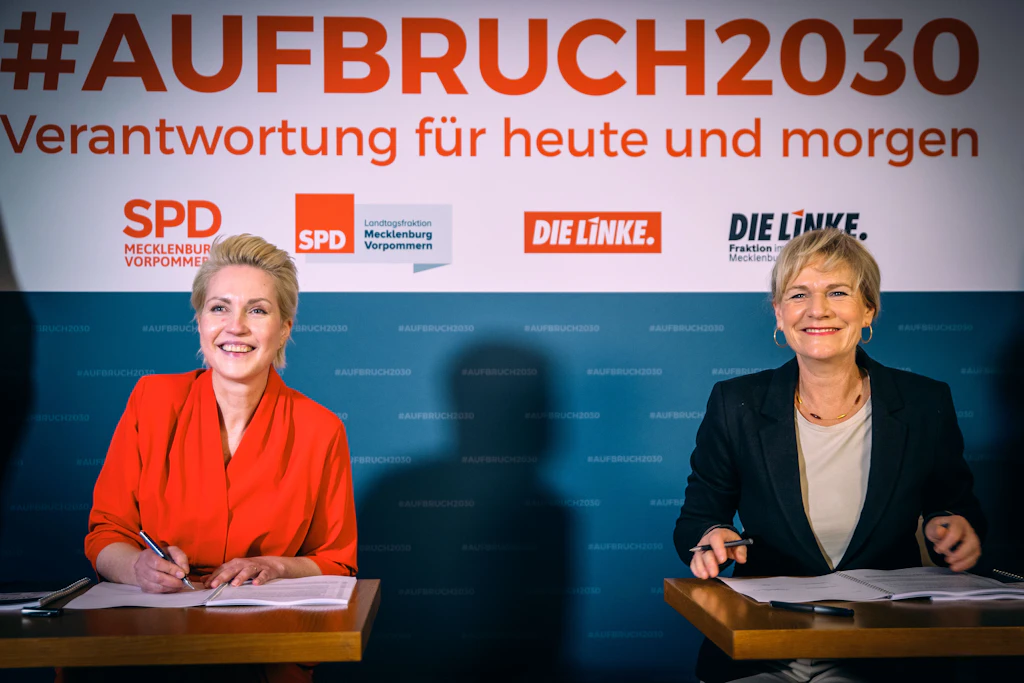 Manuela Schwesig (SPD, l), die Ministerpräsidentin von Mecklenburg-Vorpommern, und Simone Oldenburg (r), die Fraktionschefin der Linken im Landtag von Mecklenburg-Vorpommern, unterzeichnen den Koalitionsvertrag zwischen SPD und der Linken für eine gemeinsame Regierungsbildung in Mecklenburg-Vorpommern. Zuvor hatten auf Sonderparteitagen die Delegierten dem Vertrag zugestimmt. Am 15.11.2021 soll Schwesig im Landtag als Ministerpräsidentin wiedergewählt und anschließend ihr Kabinett vereidigt werden.