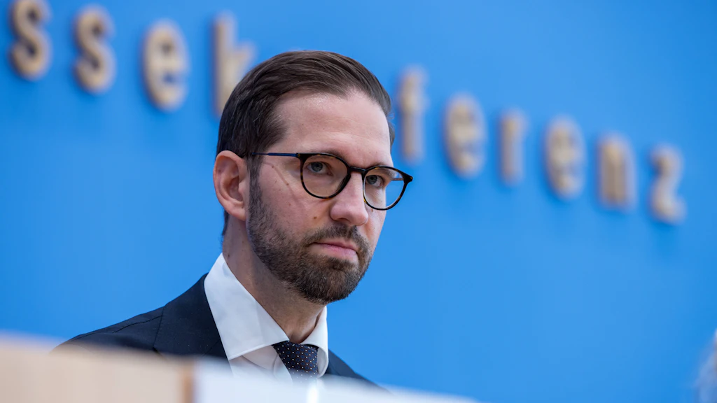 Vize-Regierungssprecher Steffen Meyer in der Bundespressekonferenz: Auf die Frage dieser Zeitung nach den Hauptverantwortlichen für die Rekord-Spritpreise erklärte er, es sei „nicht mein Job, irgendwelche Verantwortlichkeiten zu verteilen".