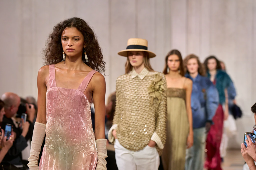 Romantische Details, auffällige Muster und kräftige Farben: die Modetrends der New York Fashion Week