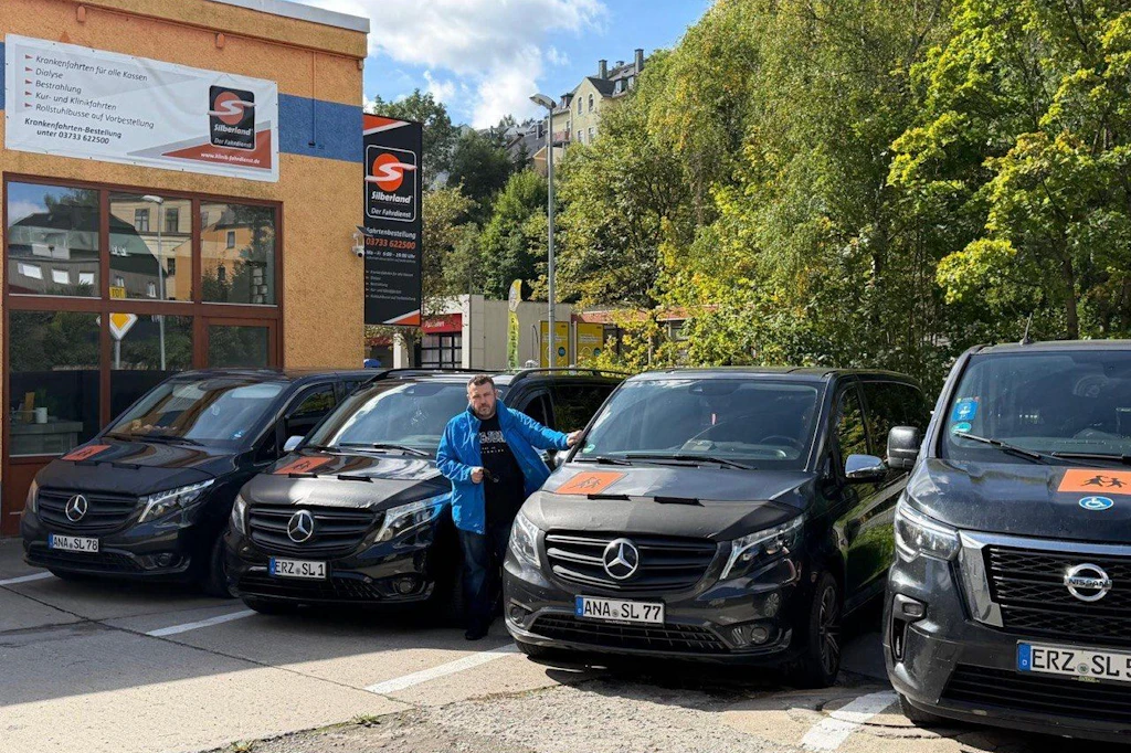 Die Fahrzeugflotte von Geschäftsführer Marcus Mehnert umfasst 25 Fahrzeuge: Der hohe Spritpreis ist für ihn eine große Herausforderung.