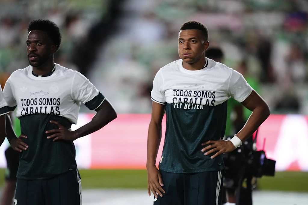 Vinícius Júnior (l.) und Kylian Mbappé: Beide haben die T-Shirts der Solidaritätsaktion für Ceuta hochgekrempelt.