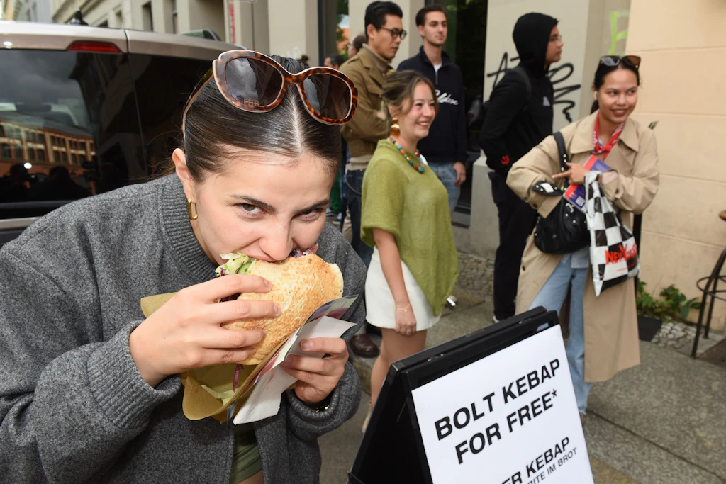 Kristina beißt in einen Döner. Diesen hat sie gratis bei „Kebap With Attitude“ erhalten.