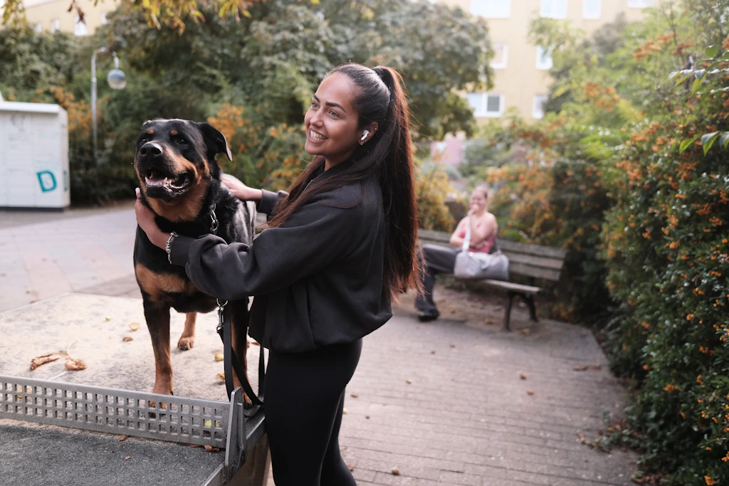 Wenn Bewohnerin Alexandra mit ihrem Hund Buddy rausgeht, macht sie sich Sorgen, er könnte sich an den Scherben verletzen.