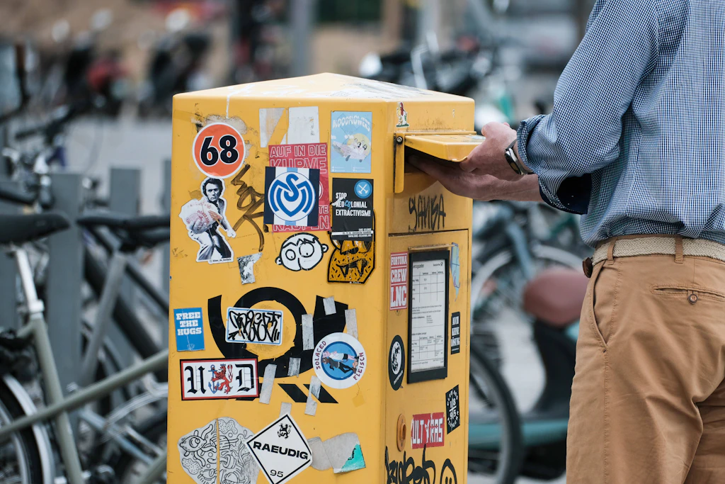 Ein Briefkasten der Deutschen Post: Eine Berlinerin gab ihre Briefwahlunterlagen bei einer Postannahmestelle ab. Tage später brachte die Polizei sie zurück. (Symbolbild)