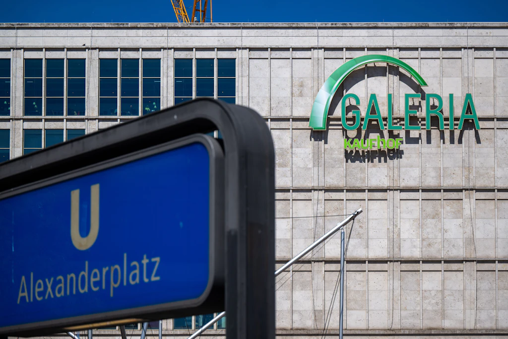 Blick auf das Logo der Galeria Kaufhof am Alexanderplatz