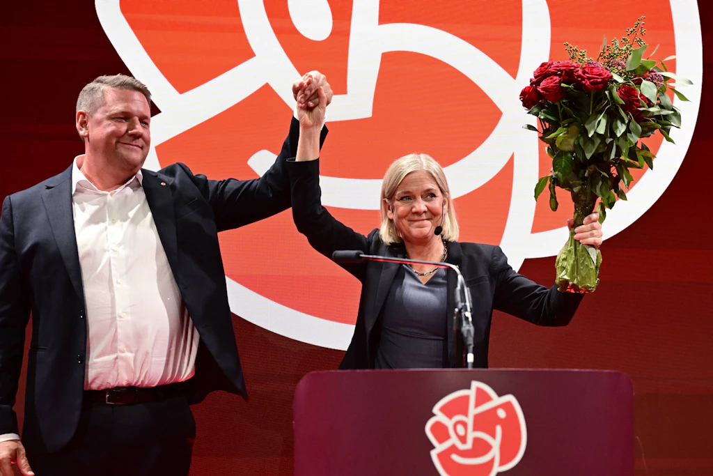 Magdalena Andersson mit dem sozialdemokratischen Parteisekretär Tobias Baudin bei der Wahlparty der Sozialdemokraten am 14. September in Stockholm.