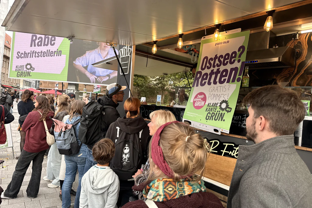 Die Schlange hat sich den ganzen Nachmittag nicht aufgelöst: Kostenlose Pommes gehören zum Wahlkampfhöhepunkt der Grünen in Rostock dazu.