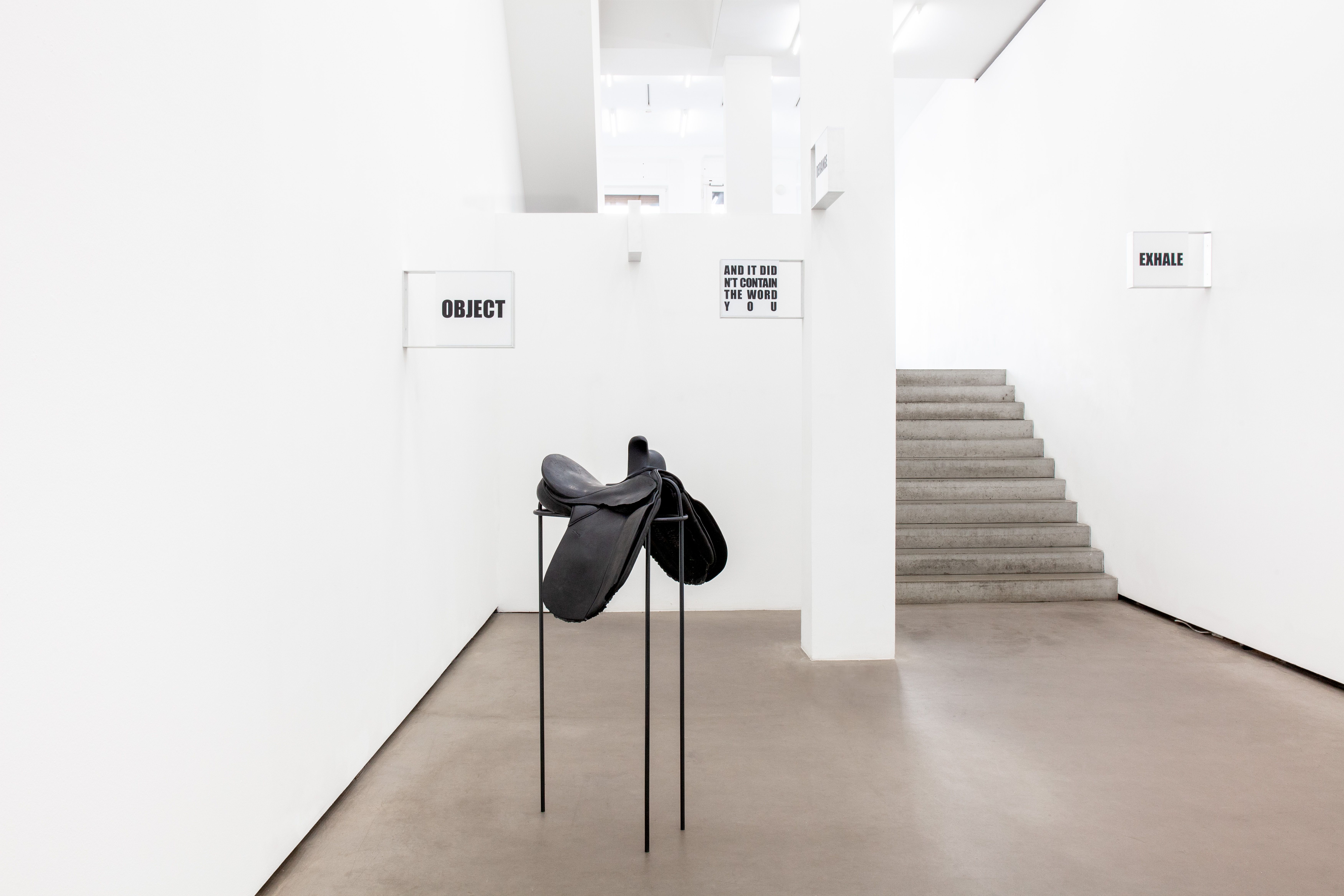 Von Schutzbrillen, Zahnspangen und Reitsätteln: Stef Heidhues’ Ausstellung bei Eigen+Art Berlin