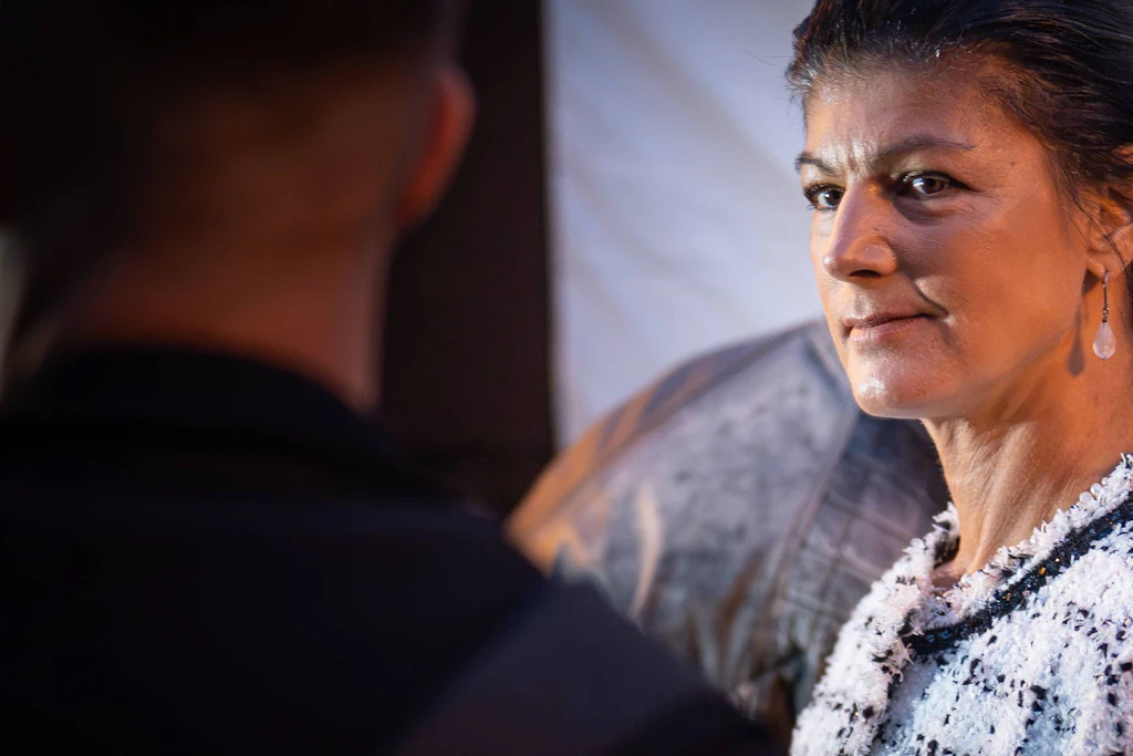 Sahra Wagenknecht spricht beim Wahlkampfabschluss des BSW zur Landtagswahl in Mecklenburg-Vorpommern auf dem Markt in Schwerin.