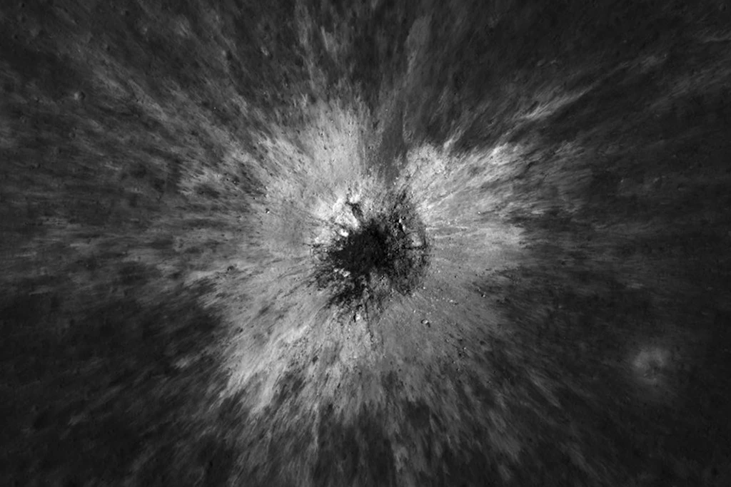 Der neu entdeckte McGetchin-Krater auf dem Mond. Das helle Material wurde beim Einschlag eines Asteroiden oder Kometen über die Oberfläche geschleudert.