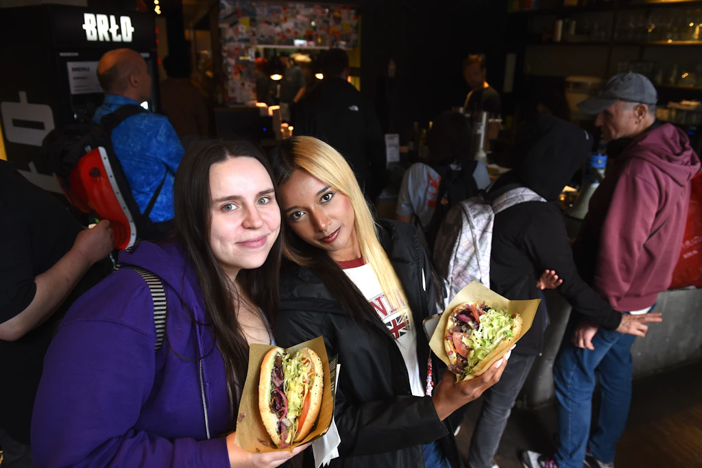 Marie B. und Mashaal K. holten sich den ersten gratis Döner ab.
