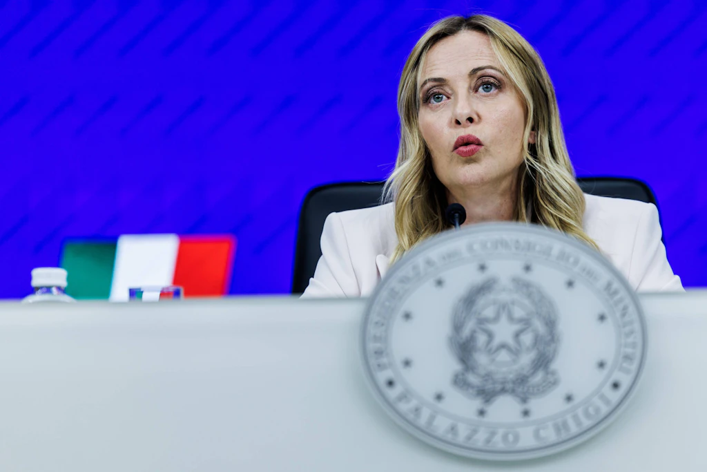 Italiens Ministerpräsidentin Giorgia Meloni bei einer Pressekonferenz. Ihre Regierung setzt 2027 für rund 14,5 Millionen Fahrzeuge die Kfz-Steuer aus.
