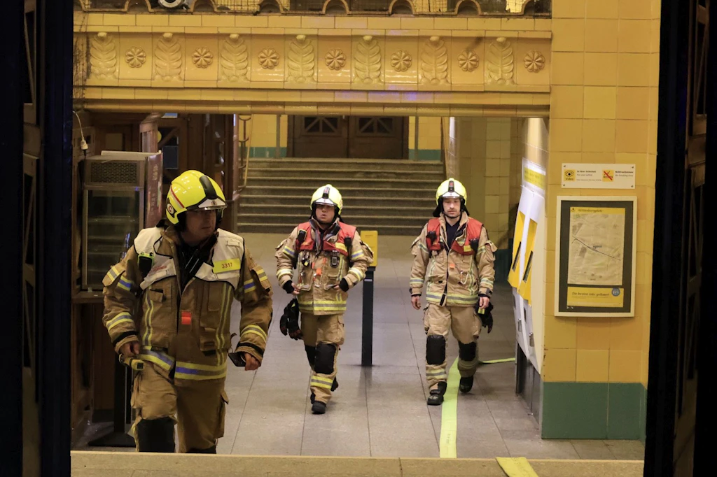 Die Berliner Feuerwehr rückte in der Nacht in den Bahnhof Wittenbergplatz aus.