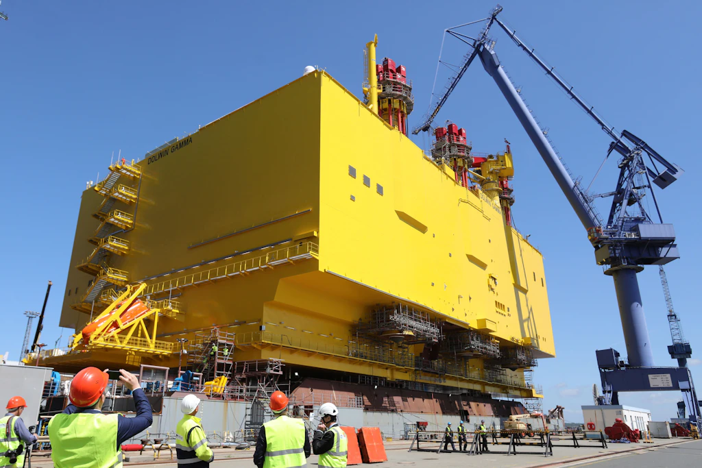 Die Offshore-Konverterplattform DolWin gamma 2017 für die Anbindung von Nordsee-Windparks im Dock der Warnow-Werft in Rostock.