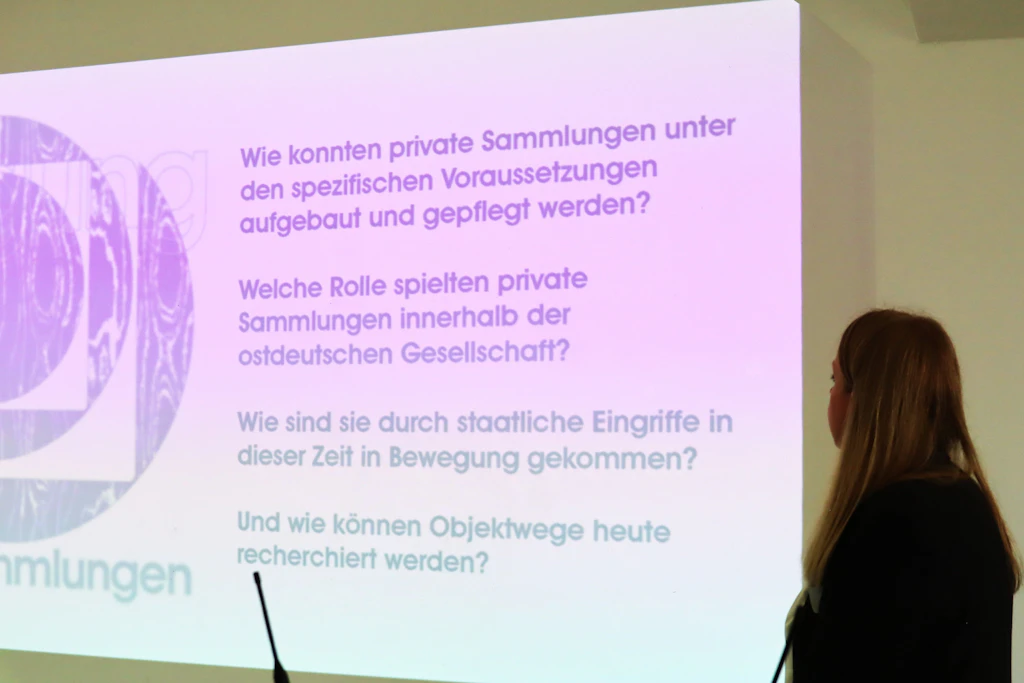 Lucy Wartensteiner stellte den Gästen vor, worum es in der Tagung gehen soll: Das ostdeutsche Kunstsammlerherz soll ebenso erkundet werden wie die Mechanismen des Kunstsammelns in der DDR und der Sowjetischen Besatzungszone.