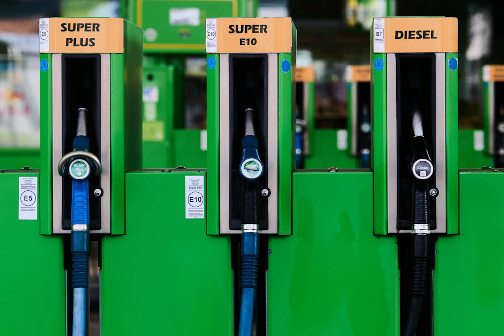 Schmerzen beim Tanken: Zapfsäulen für Benzin und Diesel an einer Tankstelle.