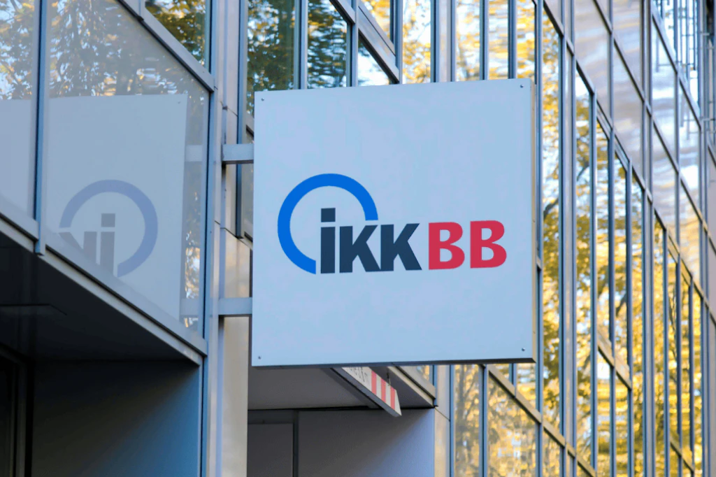 Das Logo der IKK Brandenburg und Berlin. Die Krankenkasse senkt ihren Zusatzbeitrag.
