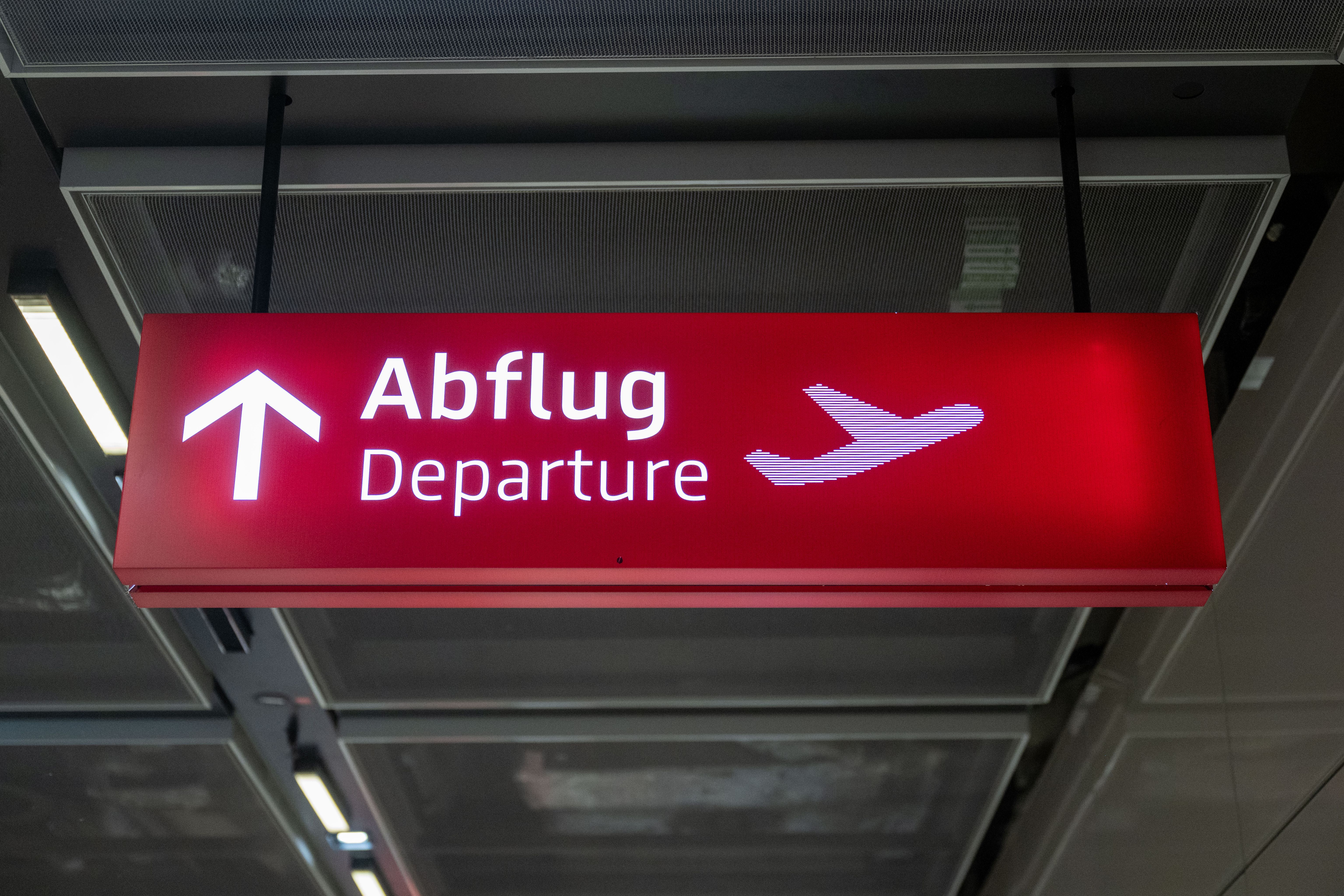 Angriff am Flughafen BER: Fluggast aus Estland wegen versuchten Totschlags in Untersuchungshaft