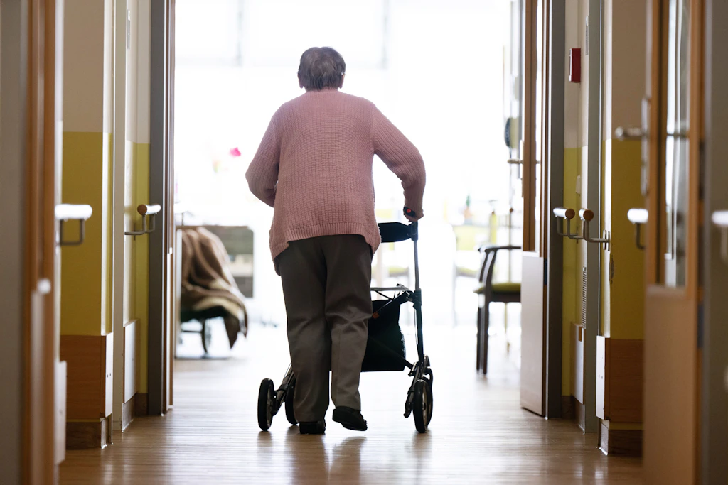 Die Kosten für ein Pflegeheim sind höher, als der pflegegerechte Umbau im Eigenheim.