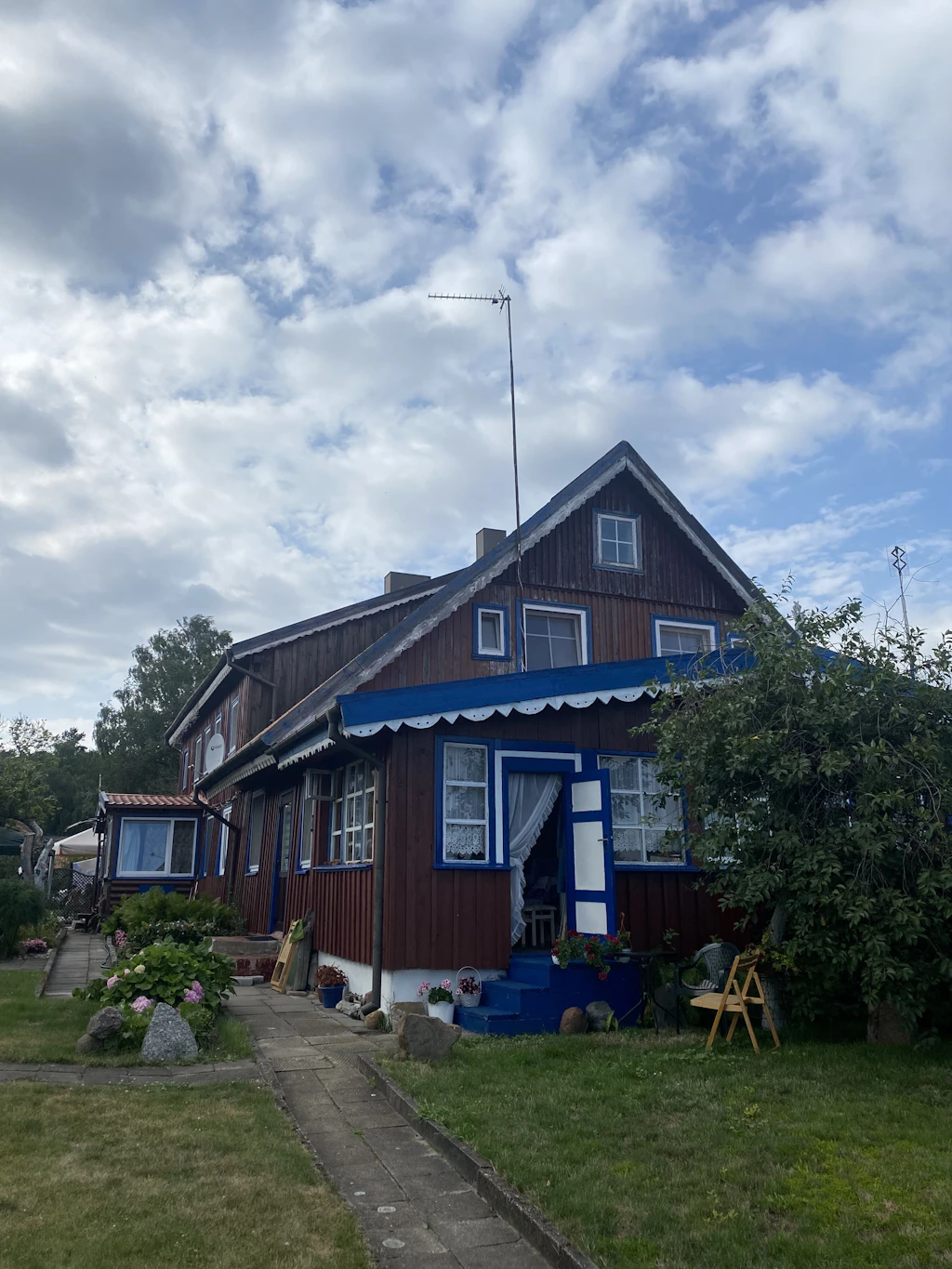 Datscha-Romantik in Blau-Weiß.