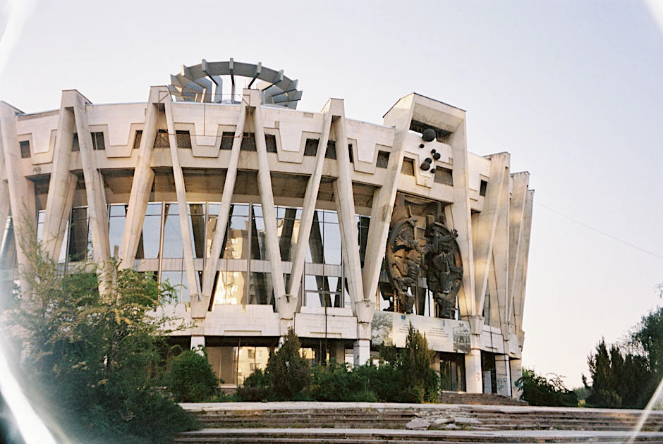 Der Staatszirkus von Chișinău: Ein monumentales Meisterwerk des sowjetischen Brutalismus aus dem Jahr 1981.