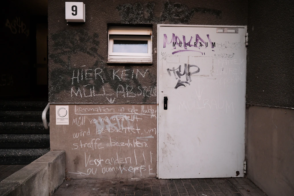 Viele Mieter erkennen schon das Problem überquellender Müllberge.