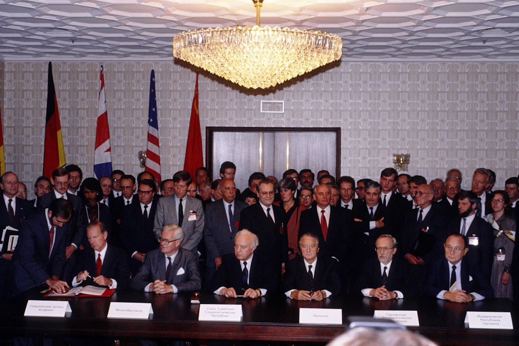 Historischer Moment: Den <a target="_blank" rel="noopener" href="https://www.google.com/goto?url=CAESbAHrOzAVRdvHp34oDC8GklaKtjIMySAZadHyUHnR3H-n4nK5UPm5_5RCZ3_Ft6y1ZrOypbP_qjWa-jfw4bf-FHIt4Dkgn0DuQrO5rr7zVYpkk8cQrCWJ10i9mdx3Truv15IztzOczX3byrTSUQ">Zwei-plus-Vier-Vertrag</a> unterzeichneten am 12. September 1990 in Moskau die Vertreter der Siegermächte und der beiden Deutschlands.
