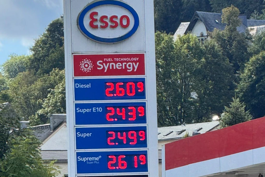 Preise an einer Tankstelle bei Annaberg-Buchholz: Autofahren wird für die breite Bevölkerung immer teurer.