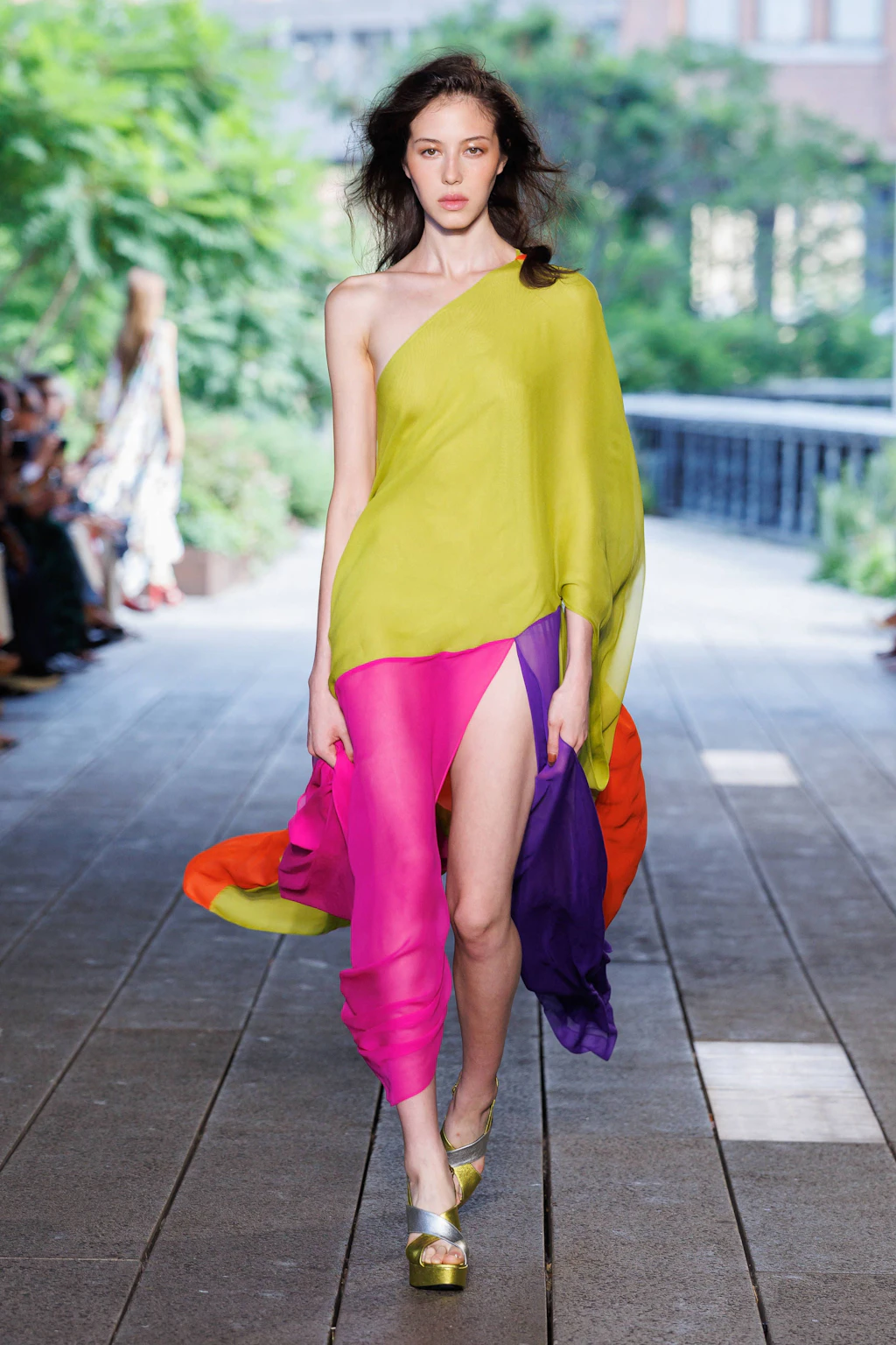 Limettengrün wurde bei Diane von Furstenberg in Szene gesetzt. Gepaart mit leuchtendem Pink ist die Farbe ein noch größerer Hingucker.