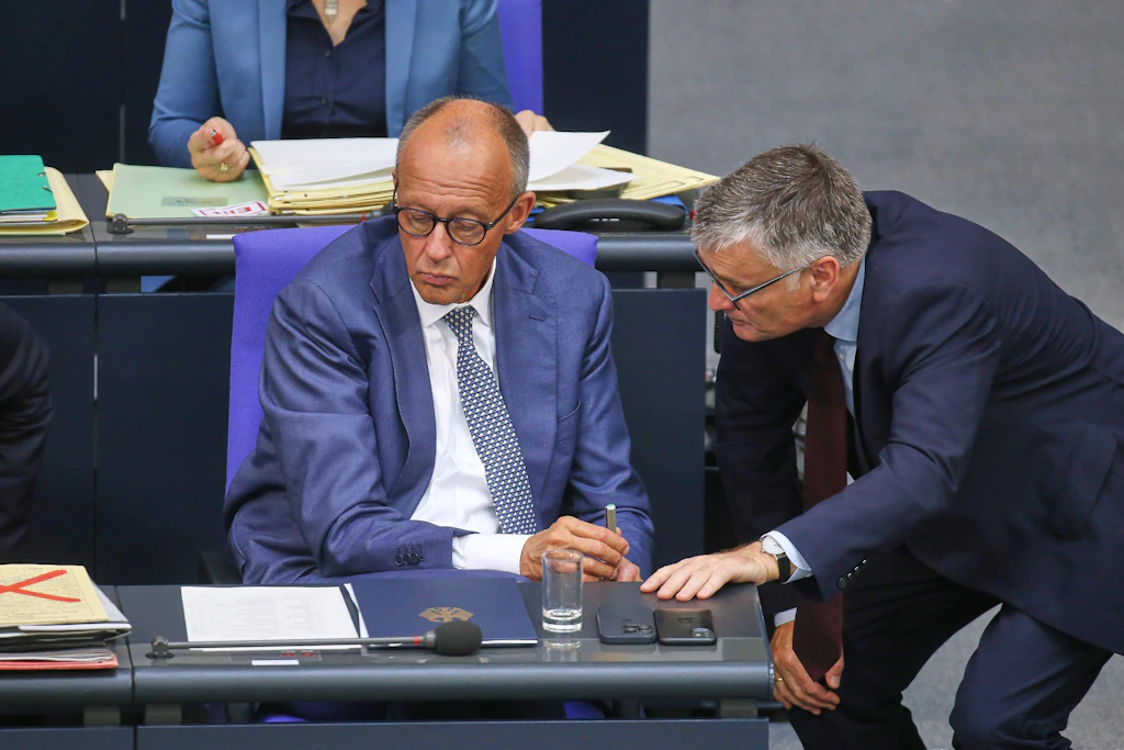 Umfragenzweifler Kornelius (re.) und Dienstherr Merz (li.)