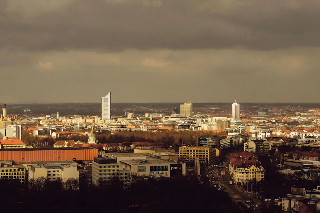 Blick auf die Leipziger Stadtsilhouette: Die Sachsen-Metropole ist hochverschuldet, gilt mit Autoindustrie, Logistik und Biotechnologie aber auch als wirtschaftsstark.
