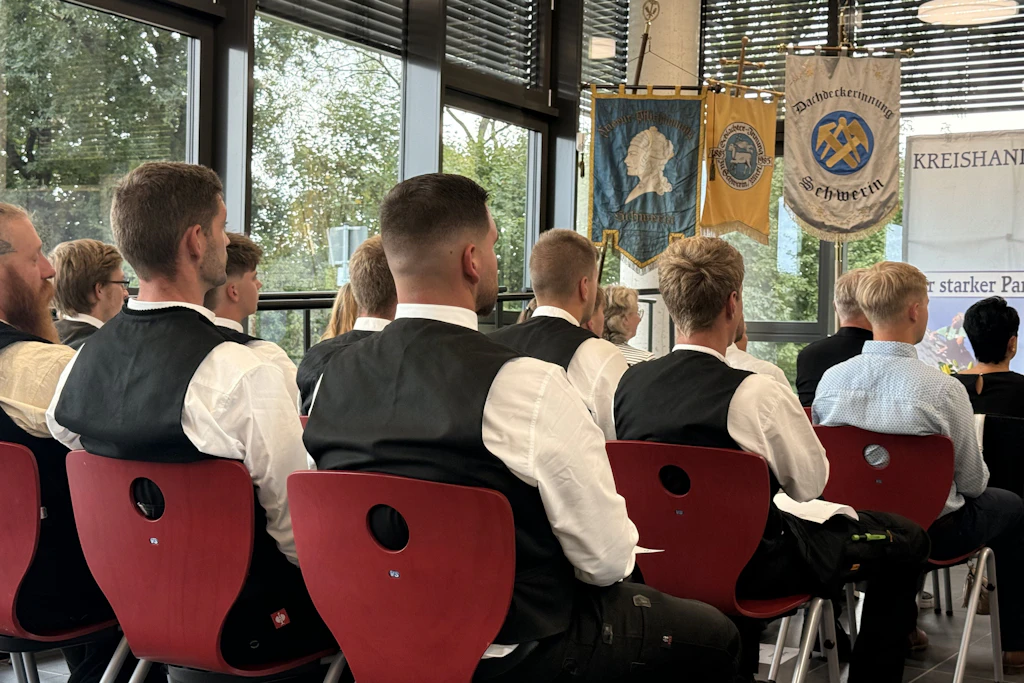 Nach drei jahren Ausbildung: 44 junge Handwerker haben am Freitag in Schwerin ihren Gesellenbrief erhalten.