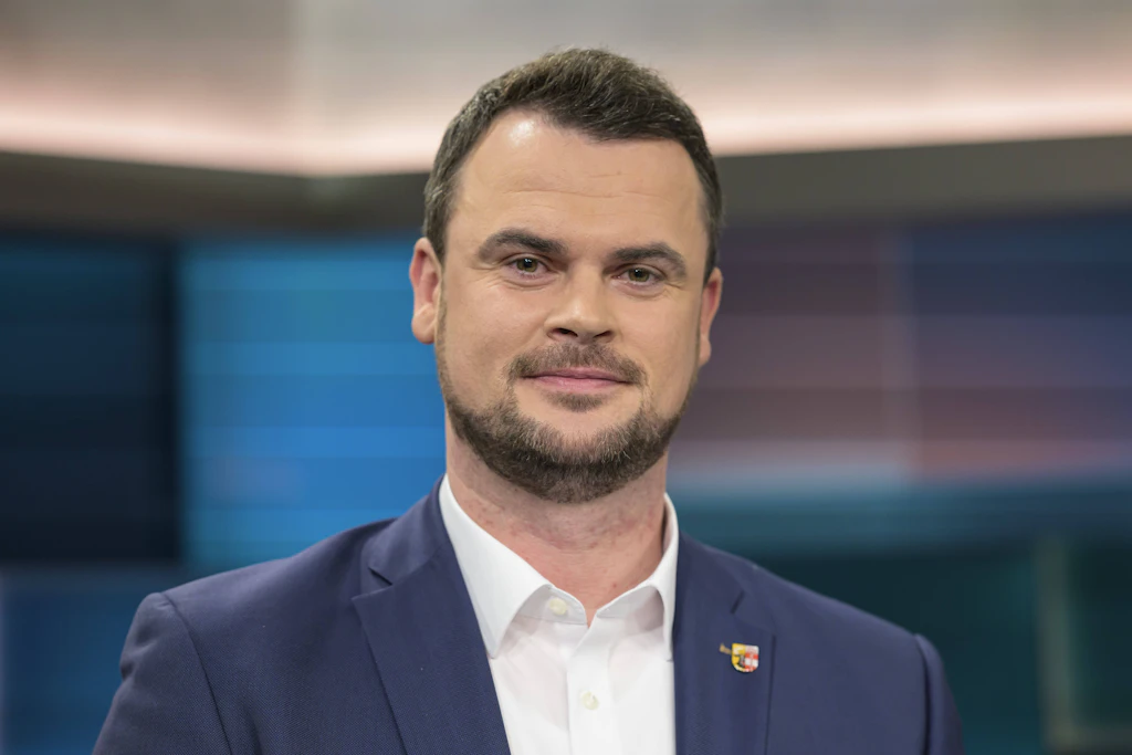Der stellvertretende Landesvorsitzende der CDU Mecklenburg-Vorpommern, Tino Schomann, hatte sich zuletzt gegen die Aufrechterhaltung der Brandmauer positioniert.
