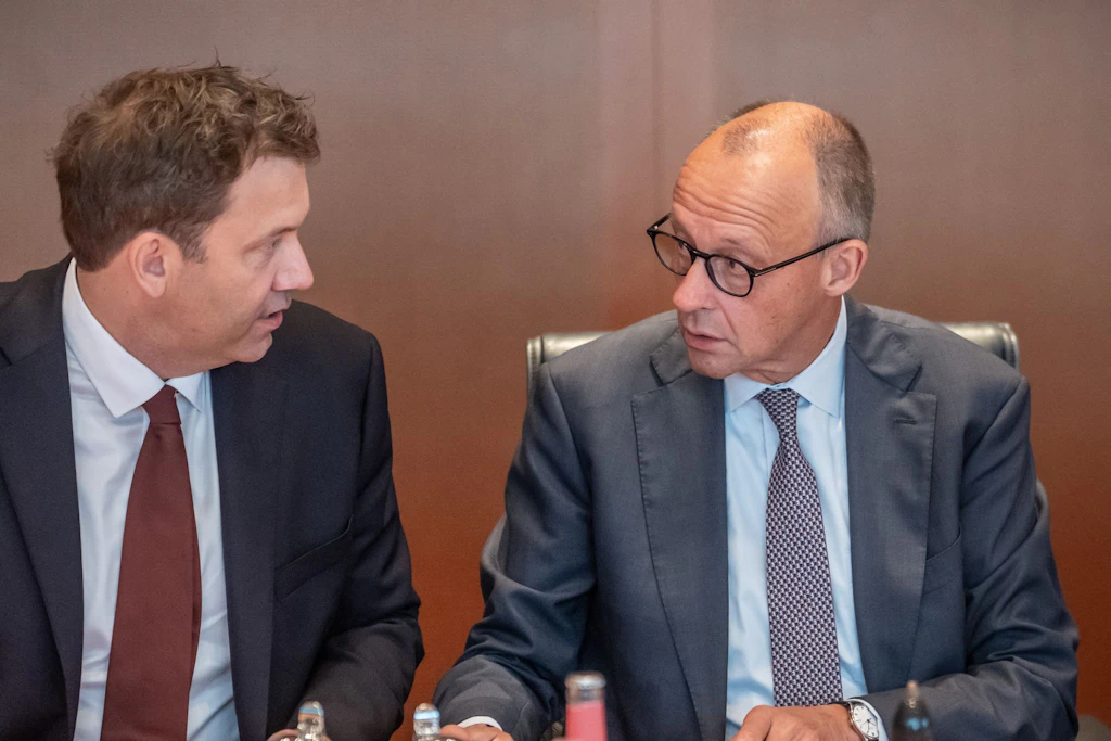 Finanzminister Lars Klingbeil (SPD) hat noch nicht alle IBAN beisammen. Deshalb muss Kanzler Friedrich Merz (CDU) zur Gießkanne greifen. Geld spielt für beide anscheinend keine Rolle.