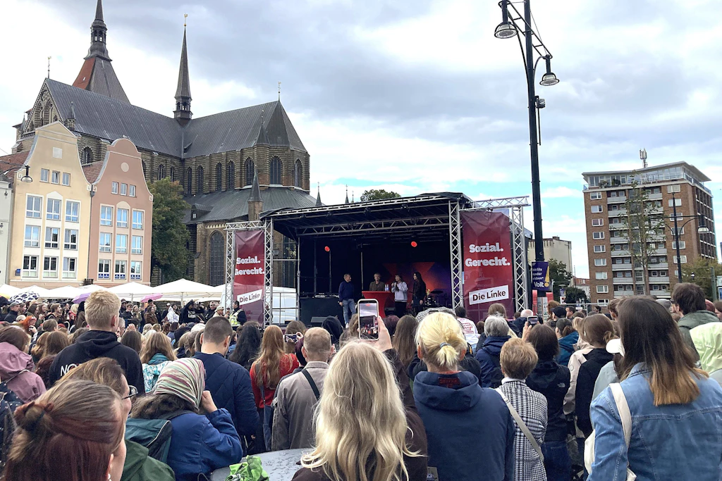 Wahlkampfabschluss der Linken in Rostock: Die Silberlocken wurden schon mit viel Applaus von den etwa 1500 Linken-Fans begrüßt - doch Heidi Reichinnek als Influencer-Star, der sie ist, erst recht.