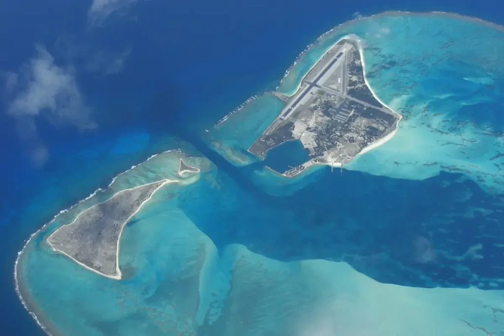 Henderson Field auf dem Midway-Atoll im Nordpazifik. Obwohl dort nur selten Flugzeuge landen, dient die Piste Zehntausenden Flügen als möglicher Ausweichflughafen.
