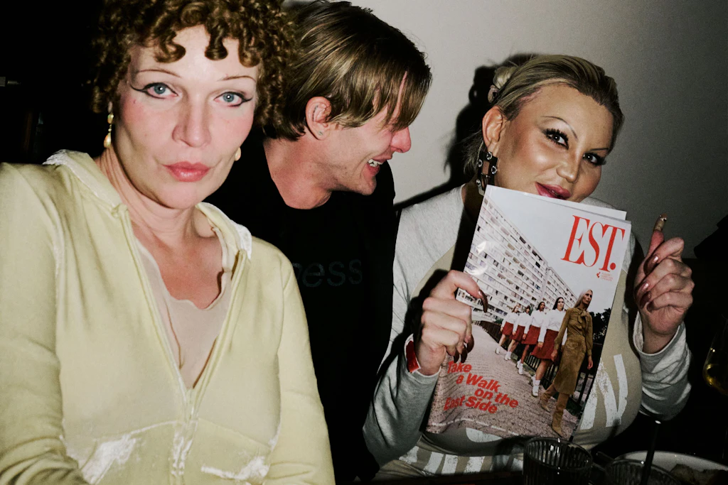 V.l.n.r.: Model und Schauspielerin Gigi Spelsberg, Sales-Manager des Magazins Est. Filip Berg und Künstlerin und Model Ivana Vladislava