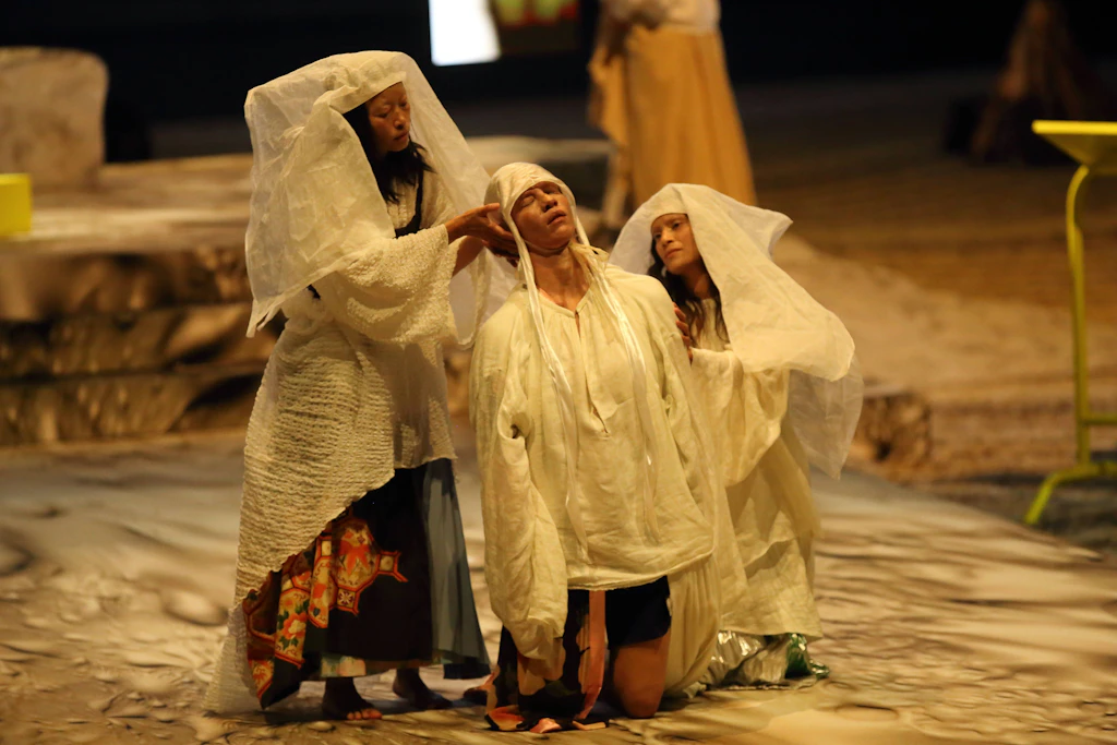 „Mittwoch aus LICHT“ in der Deutschen Oper, Szene mit Laurie Young, Tarren Johnson und Ixchel Mendoza Hernandez (v.l.)