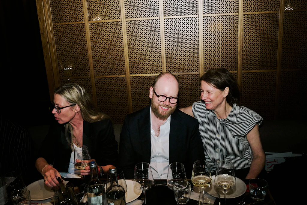 Geschäftsführer Christoph Stiller beim Abendessen mit Gästen der Feier