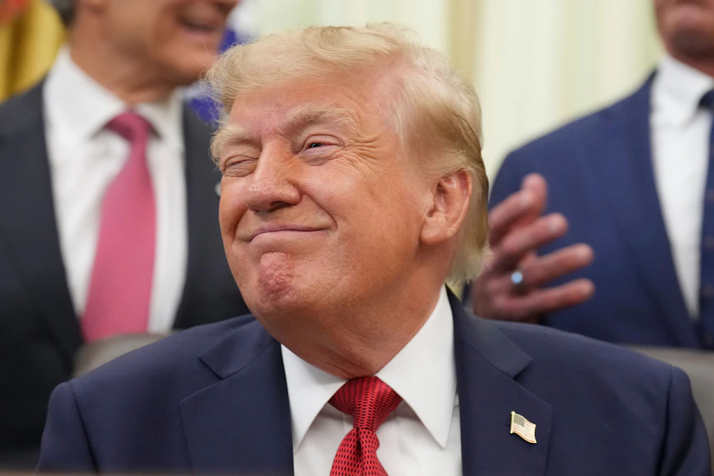 US-Präsident Donald Trump reagiert während einer Veranstaltung zum Thema Gesundheitswesen im Oval Office des Weißen Hauses.
