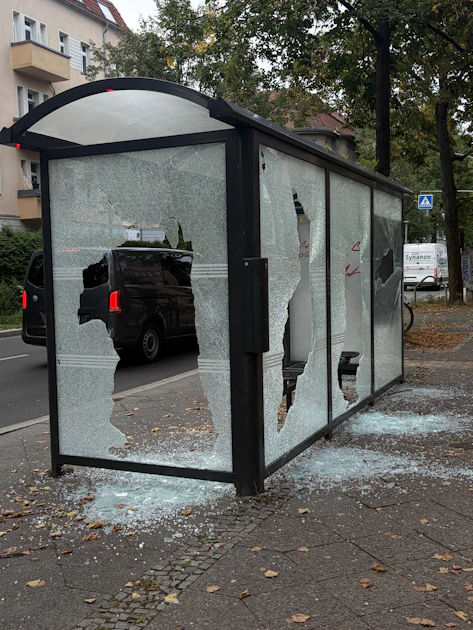 Scherbenmeer vor dem Schulhof: Wiederholt Vandalismus-Frust in ...