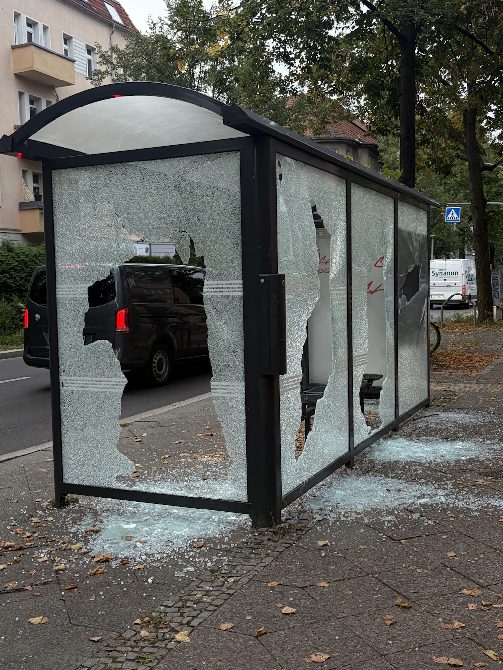 Scherbenmeer vor dem Schulhof: Wiederholt Vandalismus-Frust in Berliner Kiez